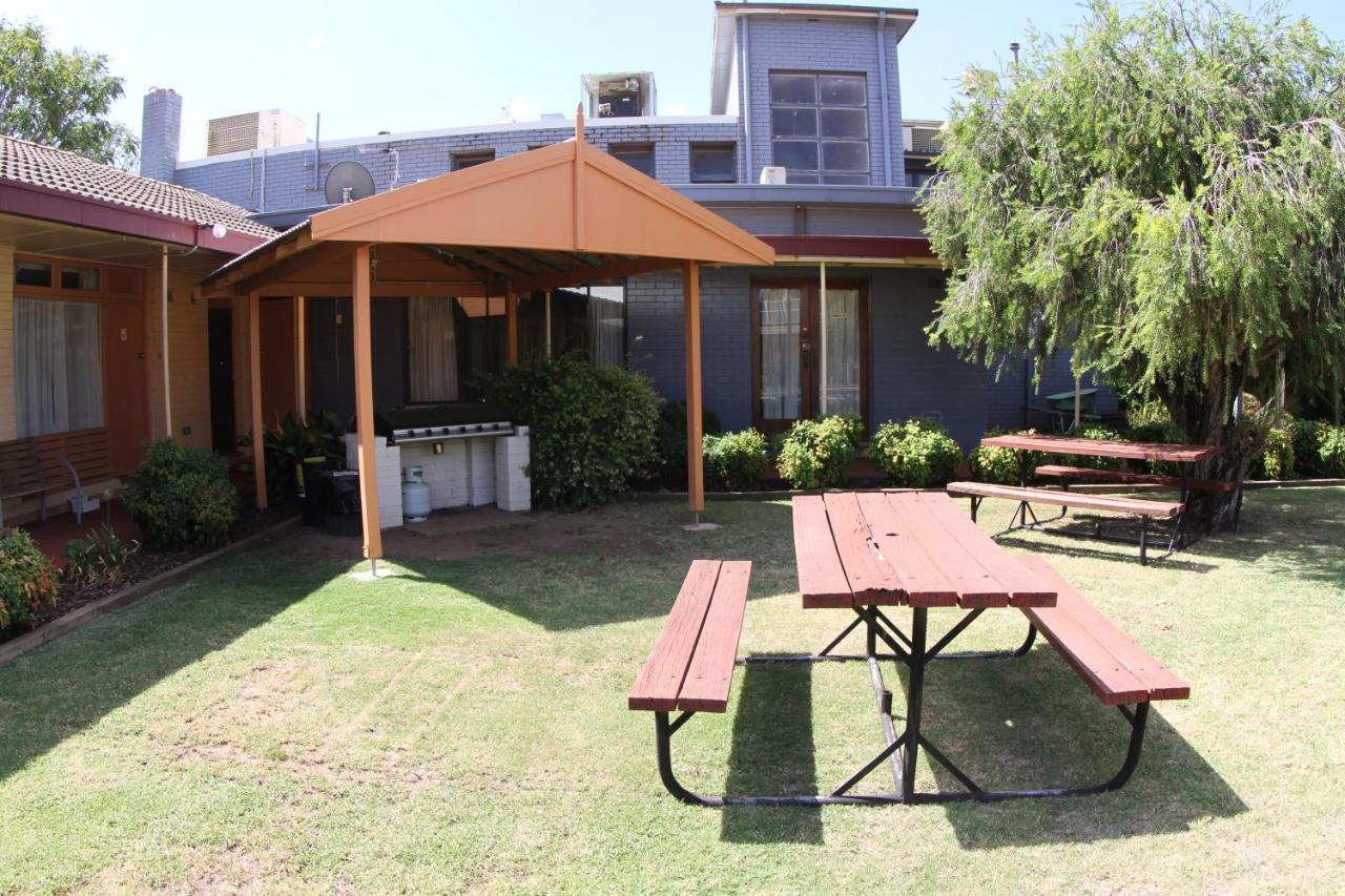 Townhouse Motel Cowra Exterior photo