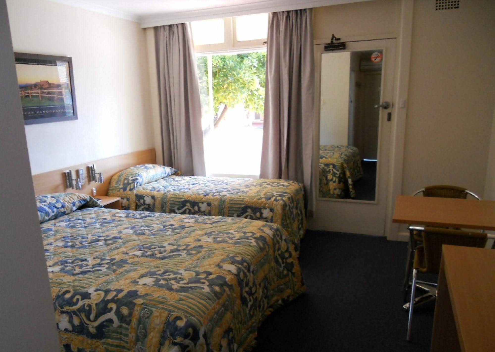 Townhouse Motel Cowra Exterior photo